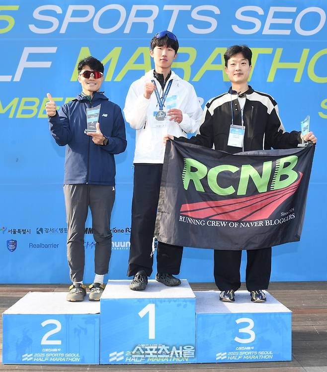 30일 서울 도심 일대에서 열린 ‘2025 스포츠서울 하프마라톤’에서 남자 하프 코스 수상자들이 기념촬영을 하고 있다. 왼쪽부터 2위 손기찬, 1위 최범식, 3위 최종석. 박진업 기자 upandup@sportsseoul.com