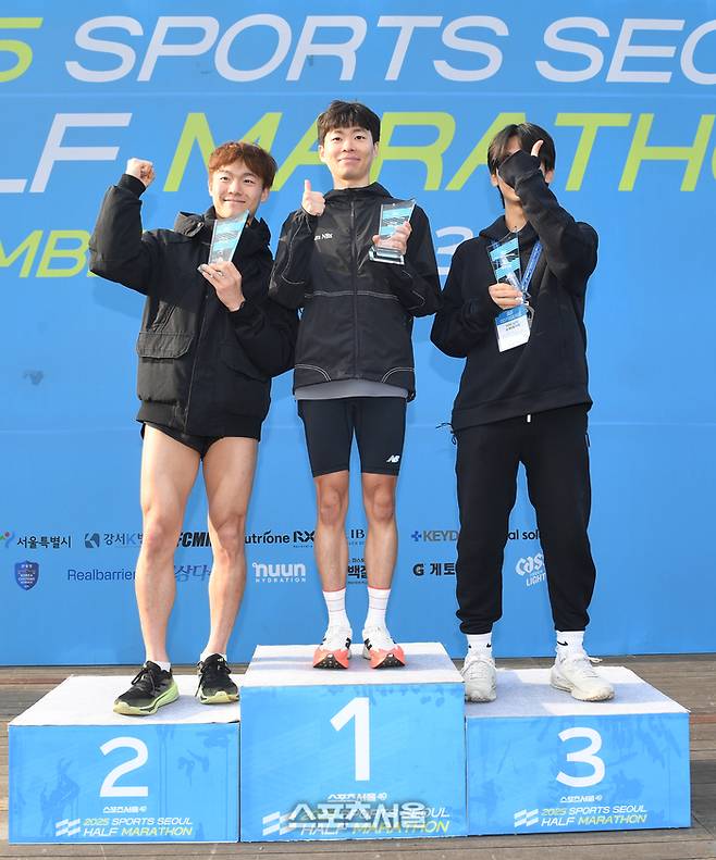 30일 서울 도심 일대에서 열린 ‘2025 스포츠서울 하프마라톤’에서 남자 10km 수상자들이 기념촬영을 하고 있다. 왼쪽부터 2위 권태민, 1위 양태은, 3위 임이민영. 박진업 기자 upandup@sportsseoul.com
