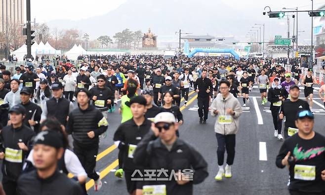 ‘2025 스포츠서울 하프마라톤’이 30일 서울 도심에서 열렸다. 러너들이 광화문 광장에서 출발하고 있다. 최승섭기자 thunder@sportsseoul.com