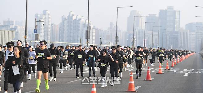‘2025 스포츠서울 하프마라톤’이 30일 서울 도심에서 열렸다. 러너들이 마포대교 구간들 달리고 있다.  2025. 11. 30. 최승섭기자 thunder@sportsseoul.com