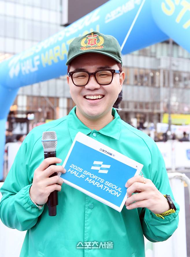 30일 서울 도심 일대에서 열린 ‘2025 스포츠서울 하프마라톤’에서 MC를 맡은 개그맨 김승진이 취재진을 향해 포즈를 취하고 있다. 2025. 11. 30.  박진업 기자 upandup@sportsseoul.com