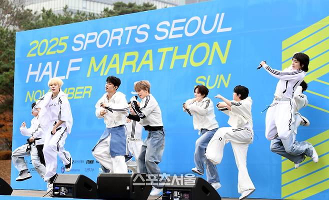 ‘2025 스포츠서울 하프마라톤’이 30일 서울 도심에서 열렸다. 그룹 싸이커스가 축하공연을 하고 있다.  2025. 11. 30. 최승섭기자 thunder@sportsseoul.com