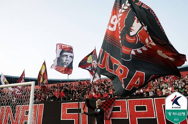 부천FC 바사니가 30일 부천종합운동장에서 치러진 K리그2 준플레이오프 성남FC전 이후 세리머니를 펼치는 모습. /사진=한국프로축구연맹