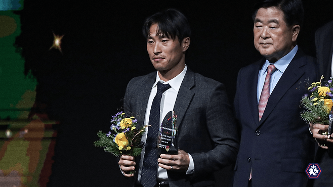 1일 서울 서대문구 홍은동 그랜드 호텔 컨벤션 센터에서 열린 '하나은행 K리그 2025 대상 시상식'에서 '전경기/전시간 출전상'을 수상한 충북청주FC 김선민. /사진=충북청주FC