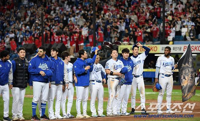 14일 대구 라이온즈파크에서 열린 삼성과 SSG의 준PO 4차전. SSG를 잡고 플레이오프에 진출한 삼성 선수들이 기뻐하고 있다. 대구=박재만 기자 pjm@sportschosun.com/2025.10.14/
