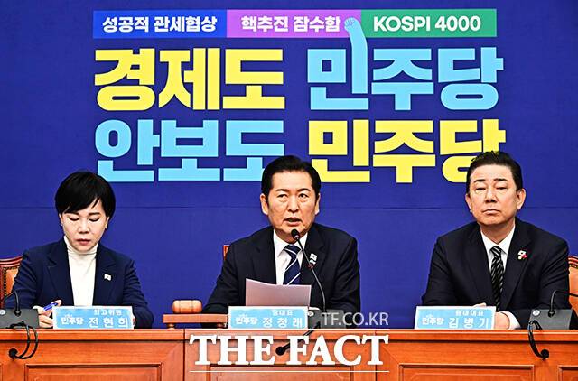 정청래 더불어민주당 대표(가운데)가 1일 오전 서울 여의도 국회에서 열린 최고위원회의에 참석해 모두발언을 하고 있다. /국회=배정한 기자