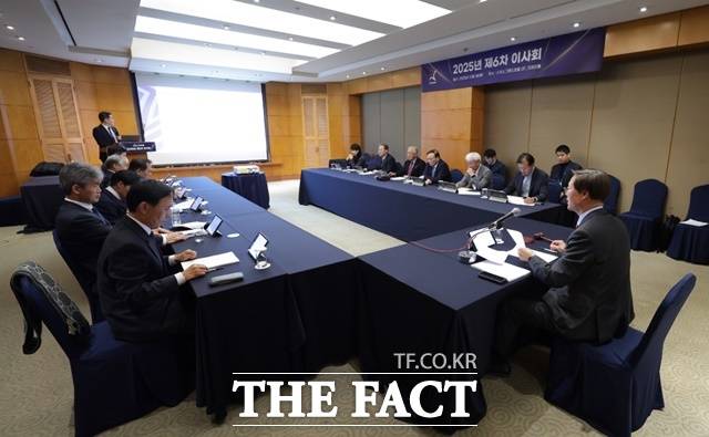 한국프로축구연맹(총재 권오갑')은 1일(월) 2025년도 제6차 이사회를 개최하고 김천상무 연고협약 만료 후 참가 리그 결정, 2027시즌 K리그1 참가 팀 수 확대, 2026시즌 승강 방식 결정, 선수 표준 계약서 개정, 전북 타노스 코치 상벌위원회 결과 재심 등의 안건을 의결했다./K리그