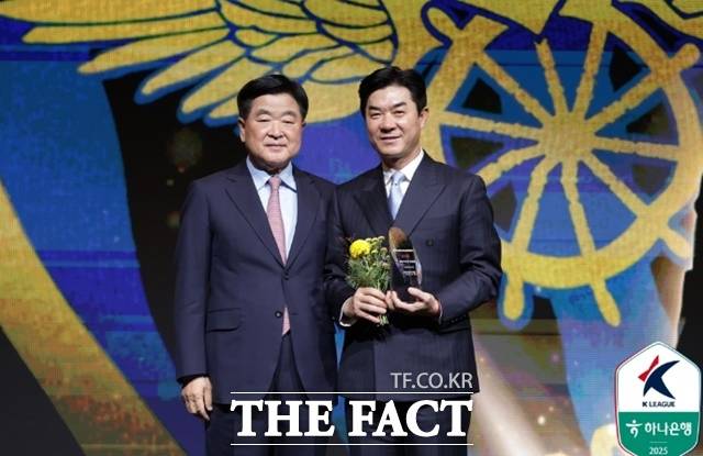 K리그 권오갑 총재(왼쪽)로부터 K리그2 감독상을 수상한 인천의 윤정환 감독. 윤 감독은 지난해 강원을 이끌고 K리그1 감독상을 차지한 데 이어 K리그 1,2부 리그 감독상을 석권하는 진기록을 세웠다./K리그