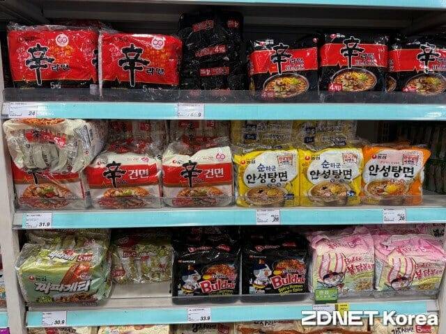 홍콩 현지 슈퍼마켓에 진열돼 있는 한국 라면 제품군 (사진=지디넷코리아)