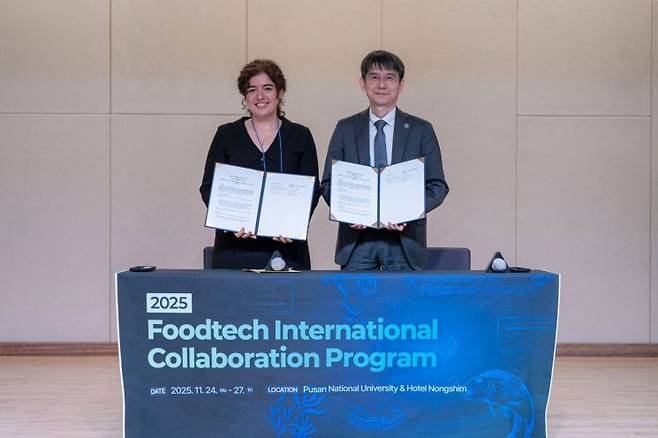 부산대가 네덜란드 WUR과 글로벌 푸드테크 연구 협력 강화 MOU를 체결하고 있다. 부산대 제공