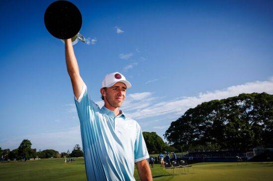 다비드 푸이그가 BMW 호주 PGA 챔피언십 우승 직후 트로피를 들고 환호하고 있다. 브리즈번=AFP연합뉴스