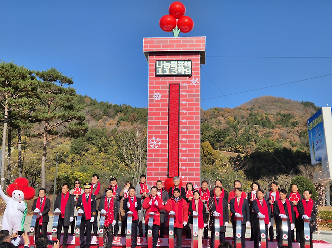 1일 전남사회복지공동모금회가 '행복을 더하는 기부, 기부로 바꾸는 전남' 슬로건으로 전남도청 앞에서 내년도 1월 31일까지 62일간 이웃사랑성금 모금을 위한 '희망2026나눔캠페인' 제막식을 개최했다. 전남사회복지공동모금회 제공