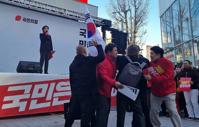 29일 대전 중구 으능정이 거리에서 열린 '국민의힘 민생회복 법치수호 국민대회'에서 양향자 최고위원이 "윤석열 대통령의 계엄은 불법이었다"고 발언하자 당원들이 종이컵을 던지고 야유를 보내는 등 항의했다./연합뉴스