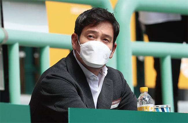 지난 4월 인천 SSG랜더스필드에서 정용진 신세계그룹 부회장이 생각에 잠겨 있다./뉴시스