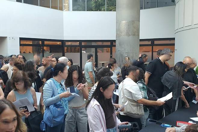 29일 이스라엘 텔아비브 중심가에 위치한 포르투갈 대사관에 길게 줄을 선 이스라엘인들. /페이스북