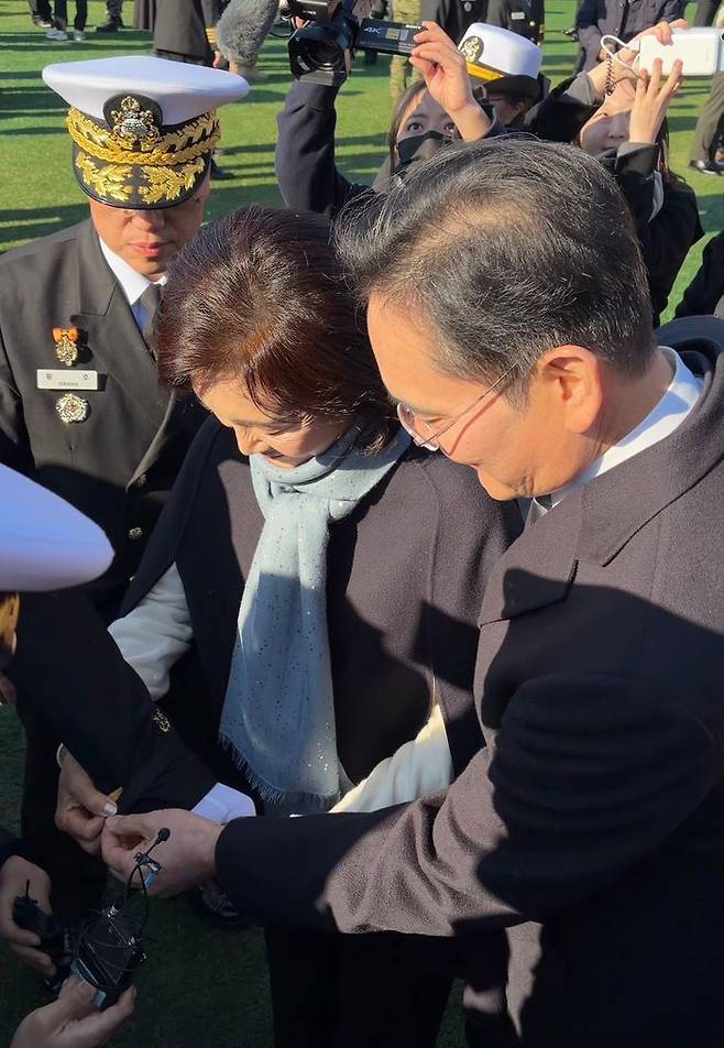 28일 이재용 회장과 홍라희 관장이 학사사관후보생 139기 임관식에서 이지호씨의 계급장을 떼어주고 있다.ⓒ데일리안 정인혁 기자