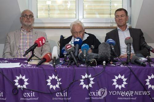 2018년 스위스에서 존엄사 지원 기관의 도움으로 존엄사를 택한 호주의 생태학자 데이비드 구달 박사(가운데). 104살을 일기로 생을 마감했다. EPA 연합뉴스