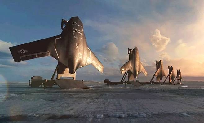 'X-BAT' 초음속 자율 수직 이착륙 드론. 개발사인 쉴드 AI 관계자는 한국과 일본, 대만 등이 이 항공기의 잠재적 고객이 될 것으로 예상했다. 다만 최종 채택 여부는 워싱턴의 무기 판매에 대한 의사결정 태도에 달려 있다면서 한국 해군의 '독도함'이나 한반도에 인접한 섬 등에 배치할 수 있다고 전망했다. 실드 AI 공식 X 계정 캡처