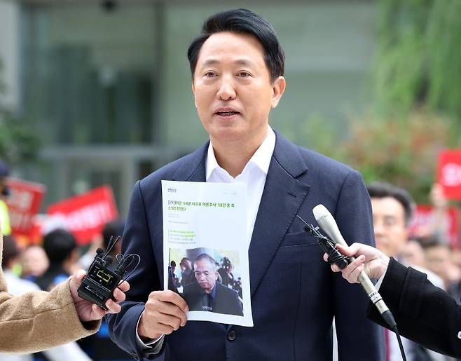 오세훈 서울시장이 서울 종로구 KT광화문 웨스트빌딩에 마련된 김건희 여사 관련 의혹을 수사하는 민중기 특별검사 사무실에서 진행되는 소환조사에 출석하며 발언하고 있다. 사진=뉴시스