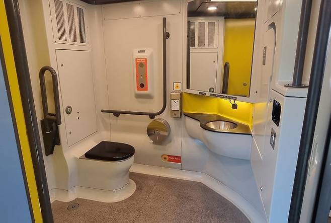 현대로템이 제작한 호주 NIF 2층 전동차 내 장애인용 화장실 사진=김동호 기자