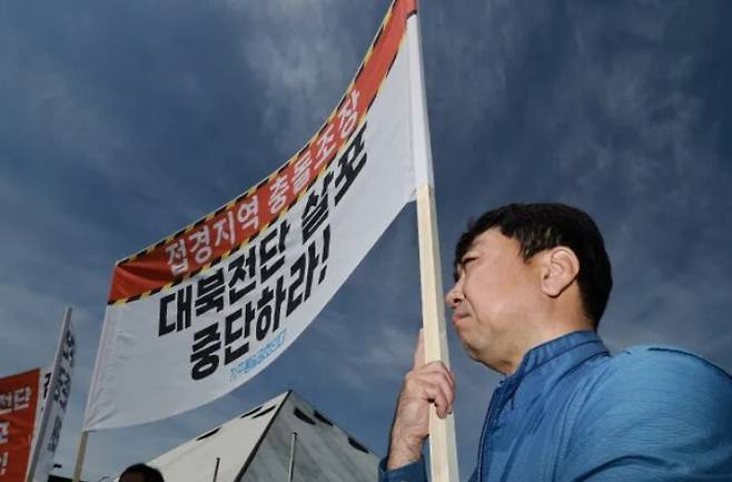 시민단체인 ‘평화위기파주비상행동’이 지난 4월23일 오전 경기도 파주시 임진각에서 납북자가족모임이 임진각 일대에서 대북 전단을 살포하려는 시도를 규탄하고 있다. 정용일 선임기자 yongil@hani.co.kr