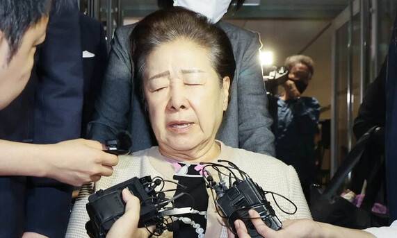 한학자 통일교 총재가 지난 9월17일 저녁 서울 종로구 KT광화문빌딩에 마련된 민중기 특별검사팀 사무실에서 조사받고 귀가하고 있다. 연합뉴스