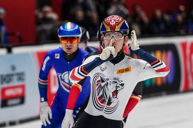 한국 쇼트트랙 대표팀 임종언이 1일 네덜란드 도르드레흐트 스포르트불레바르에서 열린 2025∼2026 국제빙상경기연맹(ISU) 쇼트트랙 월드투어 4차 대회 남자 1000m에서 우승한 뒤 세레머니를 하고 있다. 도르드레흐트/신화연합뉴스