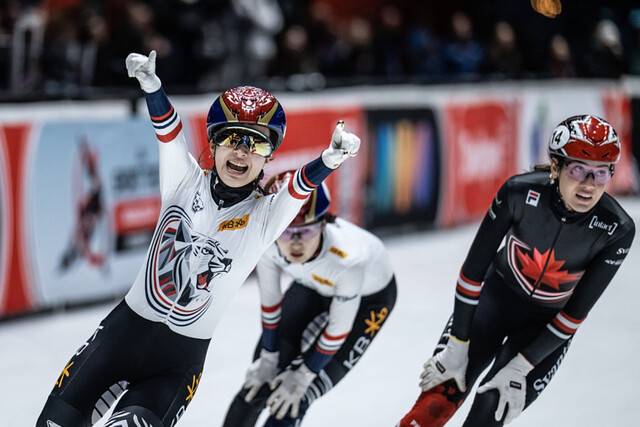 한국 쇼트트랙 대표팀 김길리가 1일 네덜란드 도르드레흐트 스포르트불레바르에서 열린 2025∼2026 국제빙상경기연맹(ISU) 쇼트트랙 월드투어 4차 대회 여자 1500m에서 우승한 뒤 기뻐하고 있다. 국제빙상경기연맹 누리집 갈무리