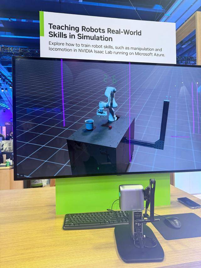 엔비디아 부스에 설치된 로봇 팔. 화면 속 큐브를 그릇에 담는 게임을 반복하는 동안 엔비디아의 AI칩 블랙웰은 현실세계에서 조정하는 사람의 움직임을 학습한다. 실리콘밸리=박지연 특파원