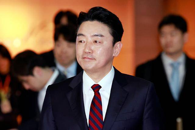 경제협력특사로 임명된 강훈식 대통령 비서실장이 지난달 13일 인천국제공항을 통해 아랍에미리트(UAE)로 출국하고 있다. 뉴시스