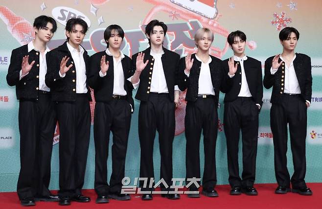 그룹 엔하이픈이 25일 오후 인천 중구 인스파이어 리조트에서 열린 SBS 가요대전 레드카펫 행사에 참석해 포즈를 취하고 있다. 인천=서병수 기자 qudtn@edaily.co.kr /2024.12.25/