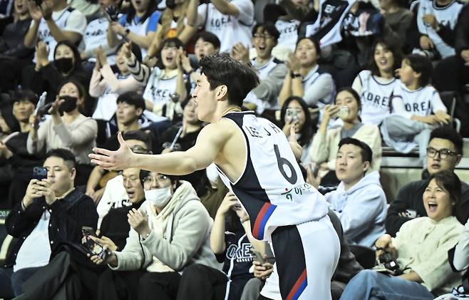 1일 원주 DB프로미 아레나에서 열린 대표팀과 중국의 2027 FIBA 월드컵 아시아 예선 1라운드 조별리그 B조 2차전. 이정현이 득점 후 환호하고 있다. 사진=대한민국농구협회