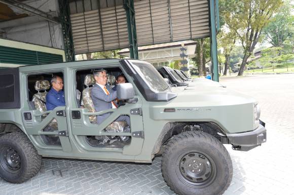 KGM은 지난 5월 인도네시아 핀다드사와 렉스턴 KD 공급 물량 및 사업 확대를 위한 '주요 조건 합의서(HOA)'를 체했다. 사진은 운전석에 앉은 곽재선 KGM 회장. [사진=KG모빌리티]