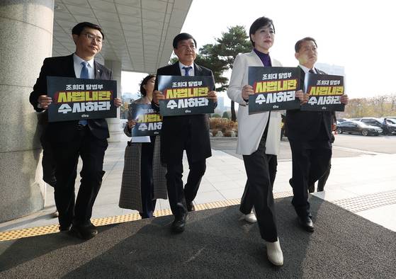 더불어민주당 3대특검종합대응특위 소속 전현희 최고위원을 포함한 의원들이 24일 서울 서초구 내란특검 사무실이 마련된 서울고검으로 향하고 있다. 왼쪽부터 장경태 의원, 김한나 서초구 갑 지역위원장, 이성윤, 전현희, 김병주 의원. 연합뉴스