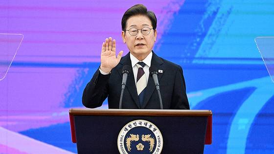 이재명 대통령이 지난 6월 4일 서울 여의도 국회 본관 로텐더홀에서 취임 선서를 하고 있다. 임현동 기자