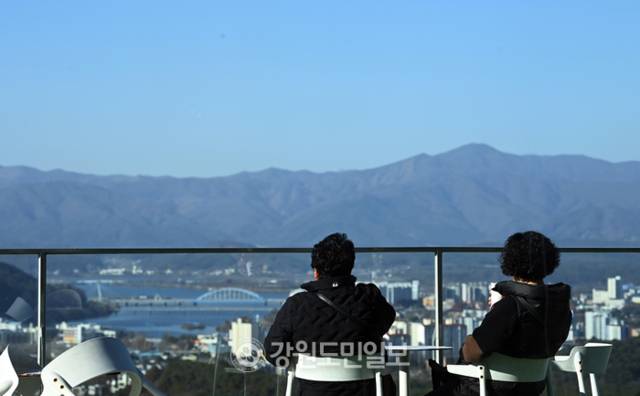 ▲ 맑은 날씨를 보인 1일 강원 춘천시 구봉산에서 바라본 춘천 시가지 위로 파란 하늘이 펼쳐져 있다. 방도겸 기자
