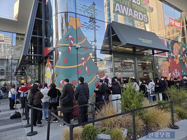 1일 오전 서울 성동구에 있는 올리브영N성수점 매장 앞에 소비자들이 길게 줄 서 있다./사진=박수림 기자