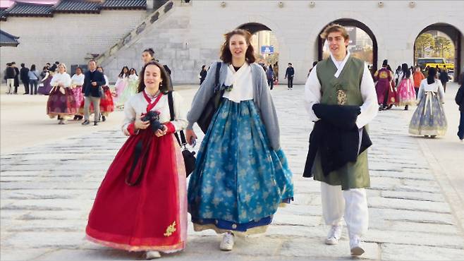 지난 19일 경복궁에서 한복을 입은 외국인 관광객들이 궁내를 거닐고 있다. 최근 경복궁 창덕궁 등 고궁 일대에서는 한복 대여점이 호황을 누리고 있다.  김다빈 기자