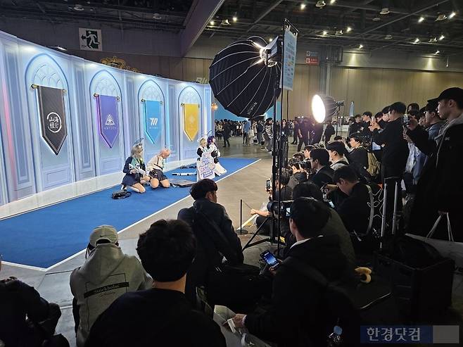 관람객들이 지난 31일 블루 아카이브 4주년 페스티벌에서 코스어들을 촬영하고 있다. 사진=박수빈 기자