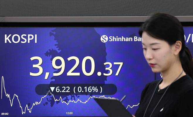 1일 신한은행 딜링룸. 이날 지수는 전장보다 6.22포인트(0.16%) 내린 3920.37로 마감했다. 사진=신한은행