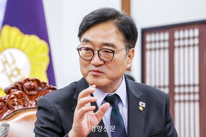 우원식 국회의장이 지난 27일 국회의장실에서 경향신문 기자와 인터뷰하고 있다. 한수빈 기자