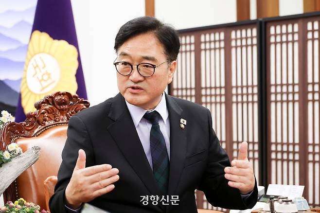 우원식 국회의장이 지난 27일 국회의장실에서 경향신문과 인터뷰하고 있다. 한수빈 기자