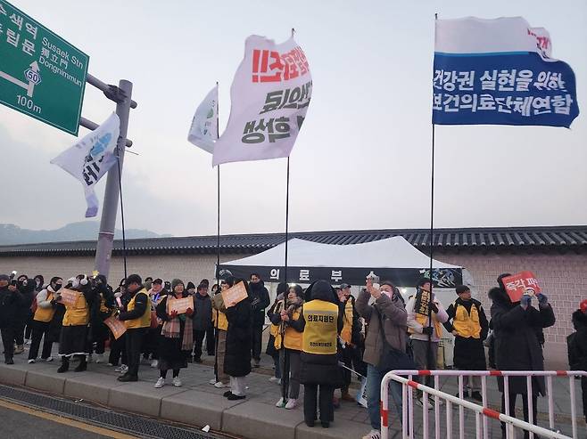 ‘건강권 실현을 위한 보건의료단체연합’등 의료시민사회단체 소속 의료인들이 지난 1월 서울 종로구 광화문 광장 인근 집회 현장에서 의료부스를 운영하고 있다. 최준서씨 제공