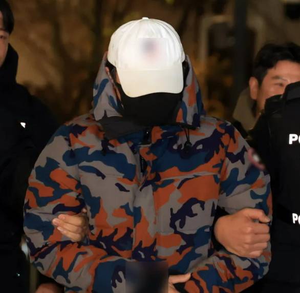 지난달 압수수색 과정에서 도주한 도이치모터스 주가조작 ‘주포’ 이모씨가 지난 20일 충북 충주시의 한 국도변 휴게소 근처에서 체포돼 서울 광화문 김건희 특별검사팀 조사실로 압송되고 있다. 연합뉴스