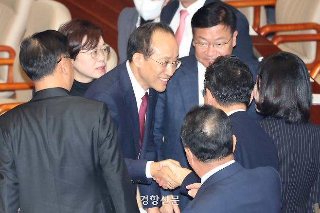 계엄 해제 의결을 방해한 혐의로 구속영장이 청구된 추경호 국민의힘 의원이 지난달 27일 국회 본회의에서 자신의 체포동의안에 대한 신상 발언을 마친 후 의원들과 인사를 하고 있다. 한수빈 기자