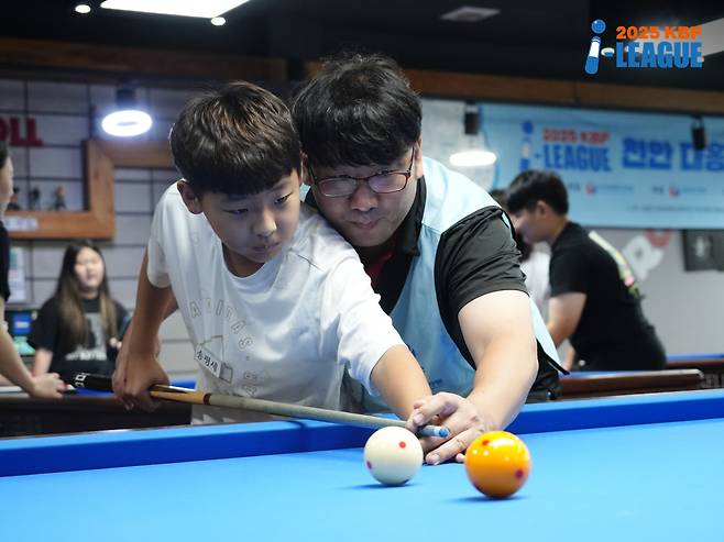 올해 천안에서 열린 당구 아이리그에서 코치로부터 당구를 배우고 있는 청소년. 대한당구연맹