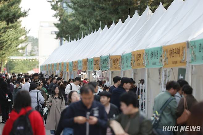 단오제에 95만명, 커피축제 52만명, 벚꽃축제 27만명, 누들축제 19만명, 경포 썸머 페스티벌 8만명, 여름철 비치비어 페스티벌에 6만명 등 2025년 강릉지역 각종 축제에 총 260여만명이 방문해 축제를 즐길 것으로 집계됐다. 강릉경커피축제 모습. 강릉시 제공