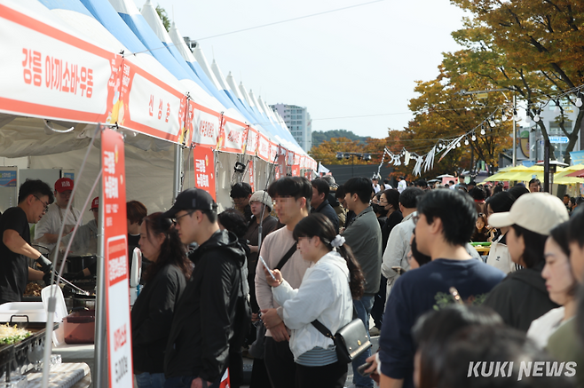 단오제에 95만명, 커피축제 52만명, 벚꽃축제 27만명, 누들축제 19만명, 경포 썸머 페스티벌 8만명, 여름철 비치비어 페스티벌에 6만명 등 2025년 강릉지역 각종 축제에 총 260여만명이 방문해 축제를 즐길 것으로 집계됐다. 강릉누들축제 모습. 강릉시 제공