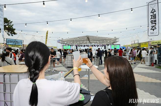 단오제에 95만명, 커피축제 52만명, 벚꽃축제 27만명, 누들축제 19만명, 경포 썸머 페스티벌 8만명, 여름철 비치비어 페스티벌에 6만명 등 2025년 강릉지역 각종 축제에 총 260여만명이 방문해 축제를 즐길 것으로 집계됐다. 강릉비치비어페스티벌 모습. 강릉시 제공