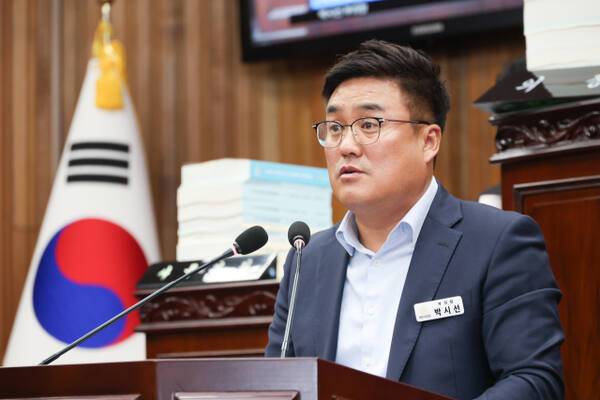 박시선 여주시의회 부의장이 1일 열린 제78회 정례회 시정질의 답변을 통해 제일시장 도시재생, 경기실크 부지 개발, 남한강 보 개방 논란, 혁신지구 후보지 검토, 산업단지 조성 등 주요 지역 현안에 대한 질문을 하고 있다. 유진동기자